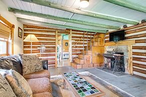 4 Mi to Historic District: Calico Rock Cabin!