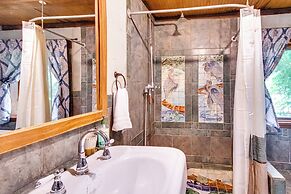 4 Mi to Historic District: Calico Rock Cabin!