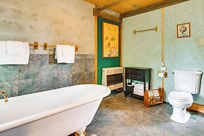 4 Mi to Historic District: Calico Rock Cabin!