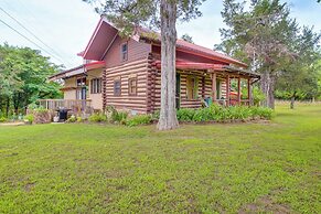 4 Mi to Historic District: Calico Rock Cabin!