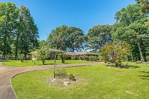 Charming Retreat w/ Patio: Near Grambling/ruston!