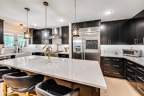Expansive Fontana Home < 2 Mi to Geneva Lake!