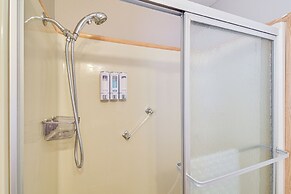 La Grange Home w/ Covered Patio & Gas Grill!