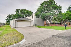 Remote Texas Retreat: Hot Tub, Deck, Grill!