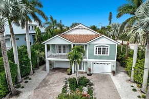 Villa Livella 3 Bedroom Home by RedAwning