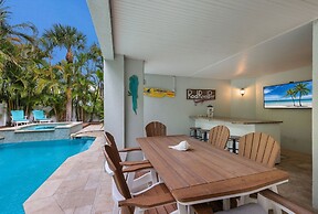 Villa Livella 3 Bedroom Home by RedAwning