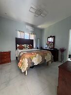 1 Bed - Sleeps 4 - Parking - 5 Min to Beach