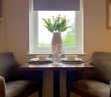 Central Ellesmere -sleeps2 - Parking - Petfriendly