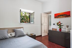 City Cottage with Garden & Pool