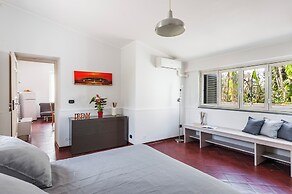 City Cottage with Garden & Pool