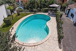 City Cottage with Garden & Pool