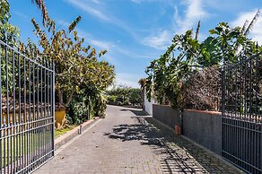 City Cottage with Garden & Pool
