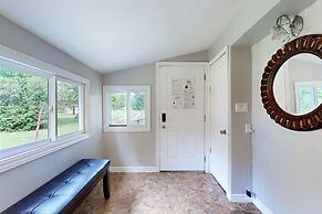 Charming Lakeside Cottage