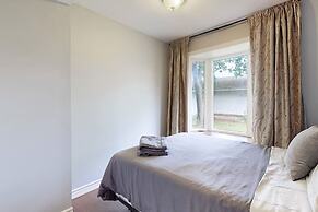 Charming Lakeside Cottage