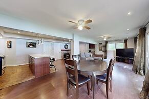 Charming Lakeside Cottage