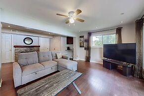 Charming Lakeside Cottage