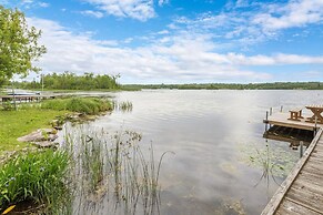 Charming Lakeside Cottage