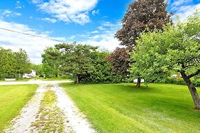 Charming Lakeside Cottage