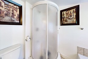 Charming Lakeside Cottage