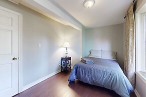 Charming Lakeside Cottage