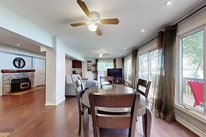 Charming Lakeside Cottage