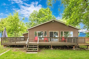 Charming Lakeside Cottage