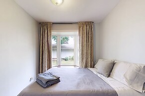 Charming Lakeside Cottage