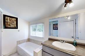 Charming Lakeside Cottage