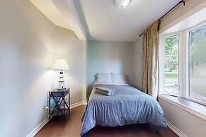 Charming Lakeside Cottage