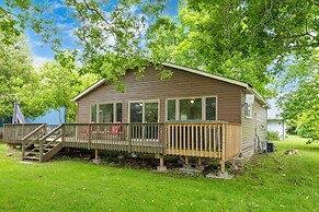 Charming Lakeside Cottage