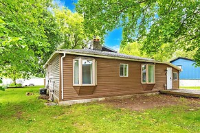 Charming Lakeside Cottage