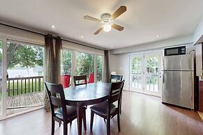 Charming Lakeside Cottage