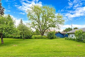 Charming Lakeside Cottage