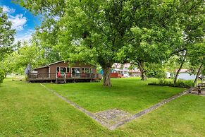 Charming Lakeside Cottage