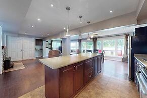 Charming Lakeside Cottage