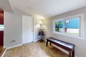 Charming Lakeside Cottage