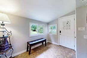 Charming Lakeside Cottage