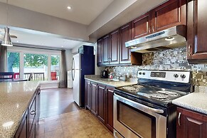 Charming Lakeside Cottage