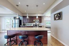 Charming Lakeside Cottage