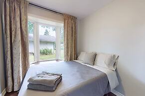 Charming Lakeside Cottage