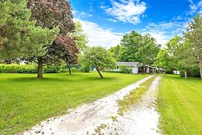 Charming Lakeside Cottage