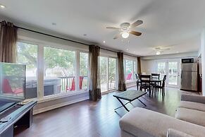 Charming Lakeside Cottage