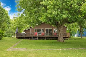 Charming Lakeside Cottage