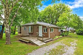 Charming Lakeside Cottage