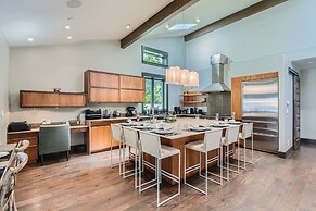 Elegant Mountain Getaway On Daly Ave! 135 3 Bedroom Home by RedAwning