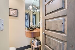 Elegant Mountain Getaway On Daly Ave! 135 3 Bedroom Home by RedAwning