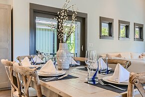 Elegant Mountain Getaway On Daly Ave! 135 3 Bedroom Home by RedAwning