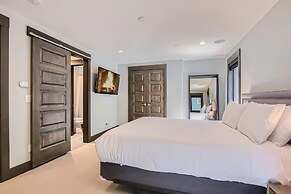 Elegant Mountain Getaway On Daly Ave! 135 3 Bedroom Home by RedAwning