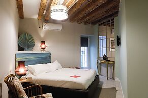 Classy & Cozy by the Acquario