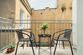 Poznan Stylish Grey Apartment by Renters